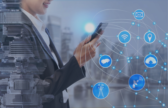 Persona usando un teléfono móvil con iconos de telecomunicaciones y redes de conexión en una ciudad.